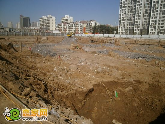 現(xiàn)代奧城7號(hào)樓正在挖槽（2012.10.9）