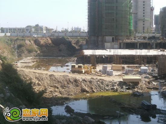 御景江山城7號樓正在挖槽