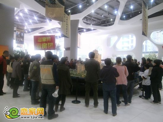 購房者聽置業(yè)顧問講解沙盤
