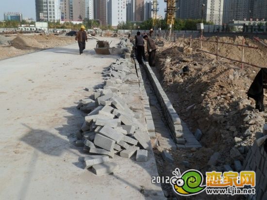 道路兩側(cè)砌筑排水溝（2012.10.24）