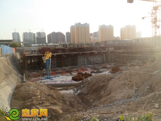 2號(hào)樓負(fù)一層墻柱鋼筋已經(jīng)完成（2012.10.24）