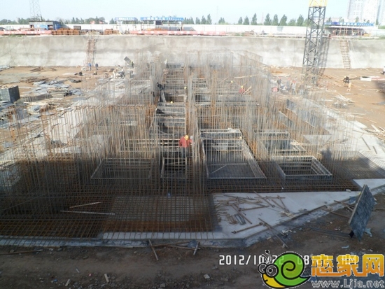 4#樓基礎筏板鋼筋綁扎完成90%、模板完成50%（2012.10.24）
