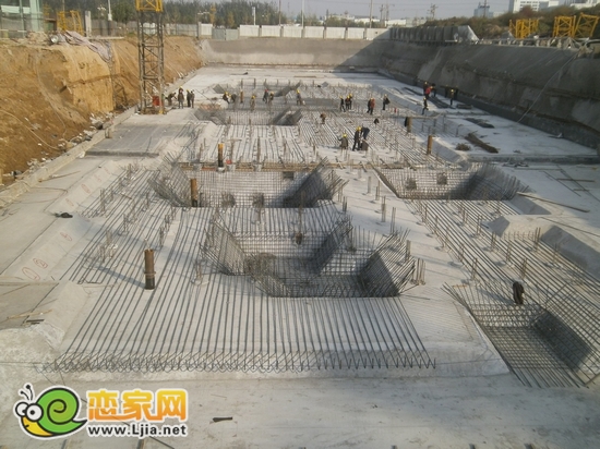 3號(hào)樓防水保護(hù)層完成，正在扎鋼筋（2012.10.31）