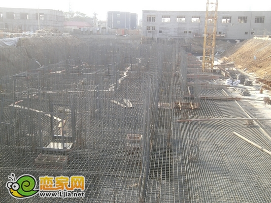 4號(hào)樓扎鋼筋已經(jīng)完成，即將做地下負(fù)一層（2012.10.31）