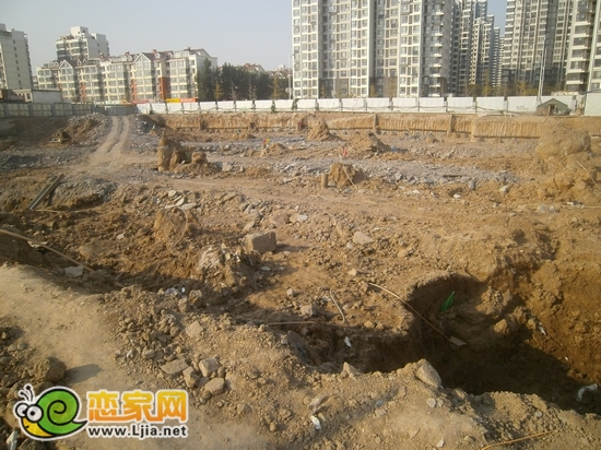 7號(hào)樓正在挖槽（2012.10.31）