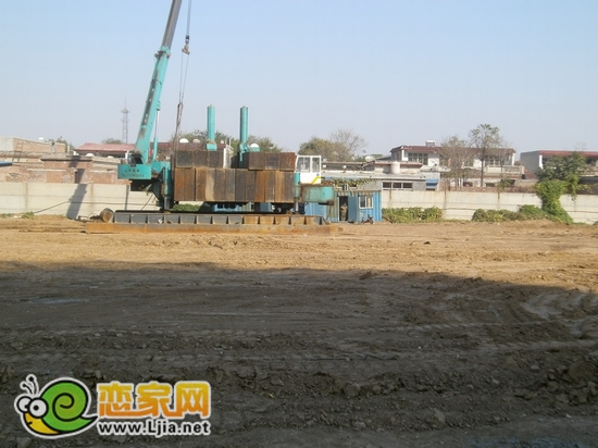 萬浩儷城10號樓正在做土地勘探（2012.11.5）