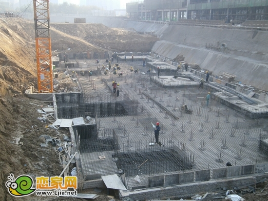 現(xiàn)代·頤和佳苑2號樓正在扎鋼筋（2012.11.7）