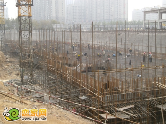 現(xiàn)代頤和佳苑1號樓正在做地下負(fù)一層，框架完成（2012.11.20）