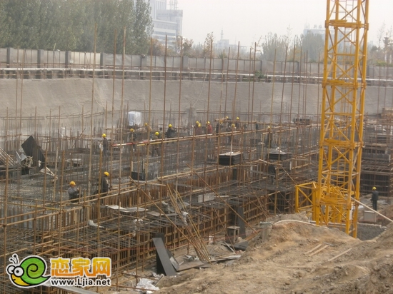 現(xiàn)代頤和佳苑4號樓正在做地下負(fù)一層，即將出地面（2012.11.20）
