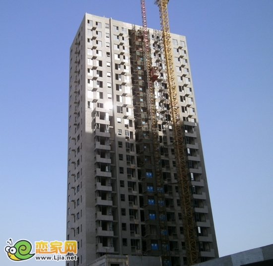 左岸楓橋2號樓正在安裝玻璃（2012.11.26）