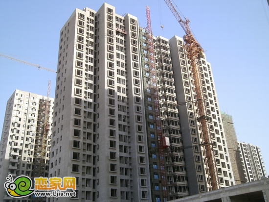 左岸楓橋3號樓正在安裝玻璃（201211.26）