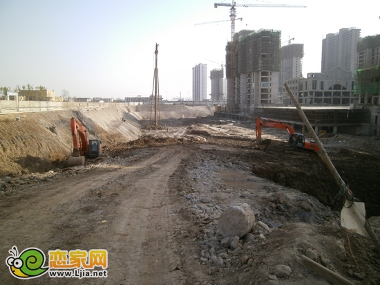 御景江山城1號(hào)樓、5號(hào)樓、6號(hào)樓正在挖槽（2012.11.28）