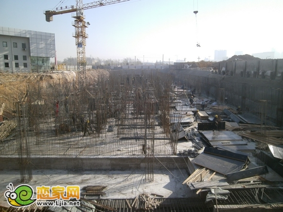 現(xiàn)代奧城3號樓正在捆綁鋼筋（2012.11.28）