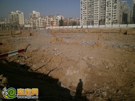 現(xiàn)代奧城7號樓正在挖槽（2012.11.28）