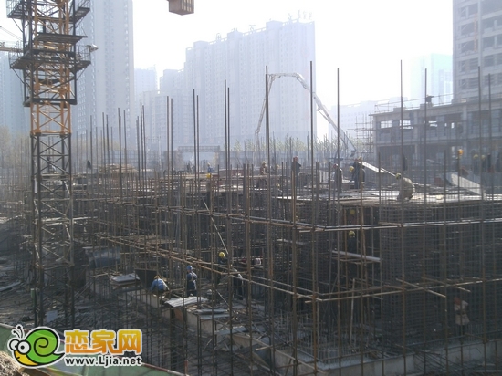 現(xiàn)代頤和佳苑1號樓即將出地面（2012.11.28）