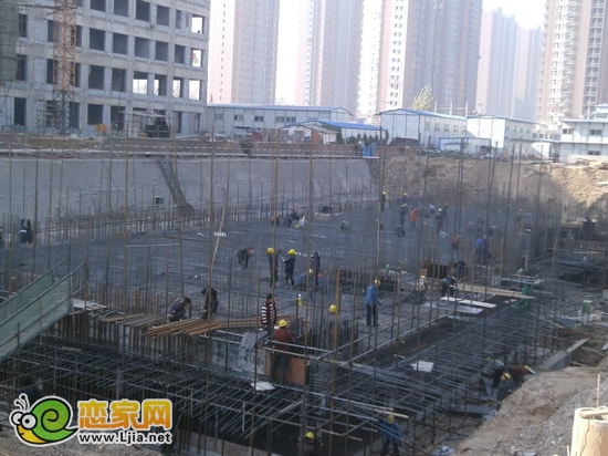 現(xiàn)代頤和佳苑2號樓正在捆綁鋼筋（2012.11.28）
