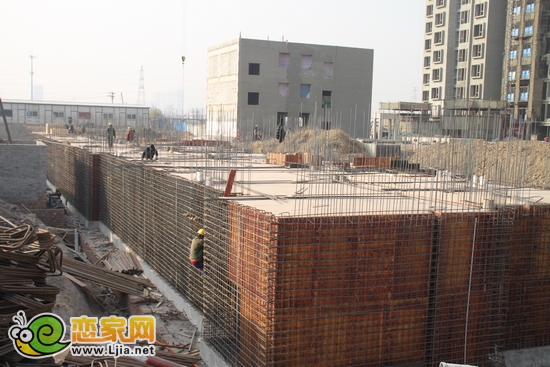 左岸楓橋10號(hào)樓已出地面（2012.12.5）