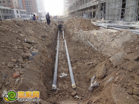 市政暖氣管開始接入安居?xùn)|城小區(qū)
