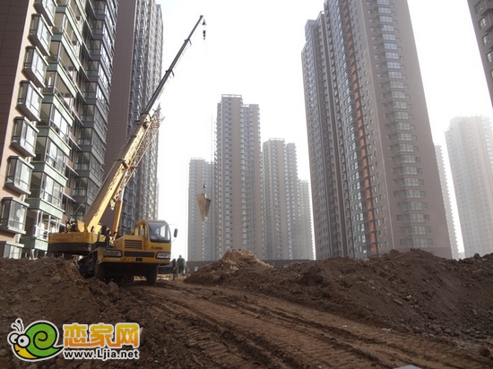 小區(qū)土方回填將近2米，當(dāng)前正在進(jìn)行雨、污等管道鋪設(shè)