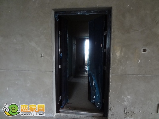 小區(qū)室內(nèi)門窗基本安裝完畢，電纜、電線本月底將完工