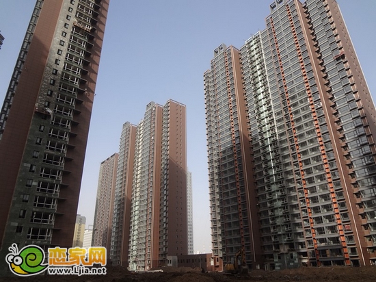 安居?xùn)|城所有樓棟施工電梯已經(jīng)拆除，原施工電梯位置正在做外墻保溫及外立面施工