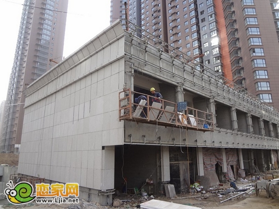 安居?xùn)|城西門口底商部分干掛石材正在施工中