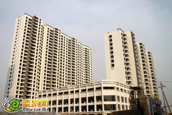 瑞德苑項(xiàng)目正在粉刷外立面（2012.12.8）