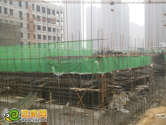 現(xiàn)代頤和佳苑2號樓即將出地面（2012.12.11）