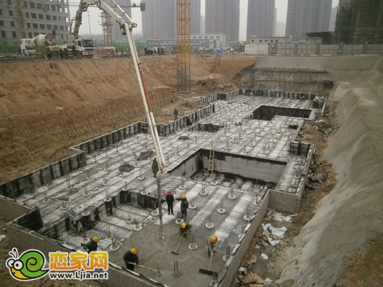 現(xiàn)代頤和佳苑3號樓正在澆筑水泥（2012.12.11）
