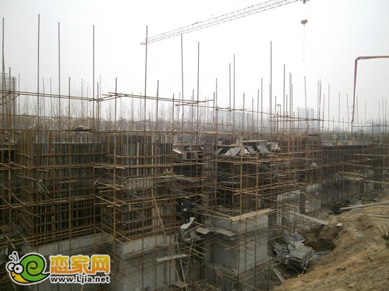 現(xiàn)代頤和佳苑4號樓即將出地面（2012.12.11）