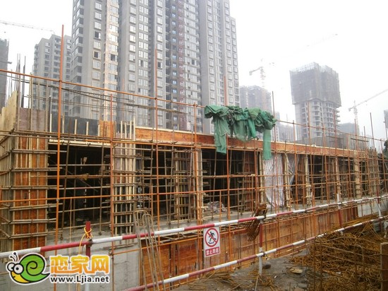 左岸楓橋11號(hào)樓小高層出地面1層（2012.12.18）