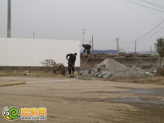 華浩活力城正在修建圍墻（2012.12.19）
