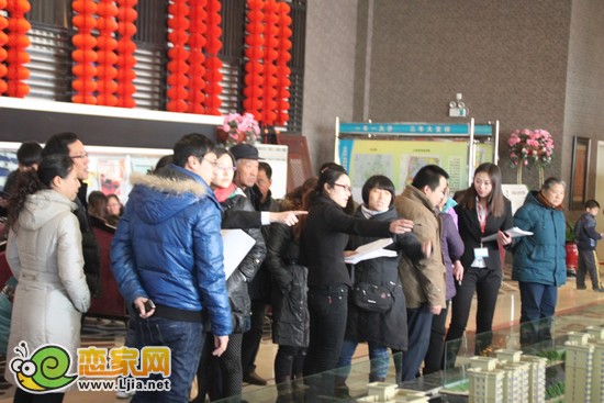 購(gòu)房者在了解項(xiàng)目