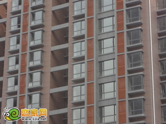 外墻空調(diào)機(jī)位護(hù)欄已經(jīng)陸續(xù)開始安裝
