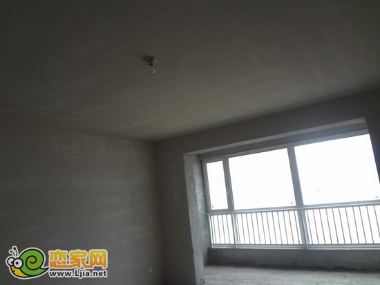 室內(nèi)護欄已經(jīng)安裝完畢，燈泡也在陸續(xù)安裝中