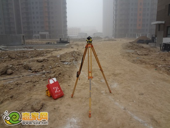 小區(qū)地面已經(jīng)開始道路和綠化施工前測繪