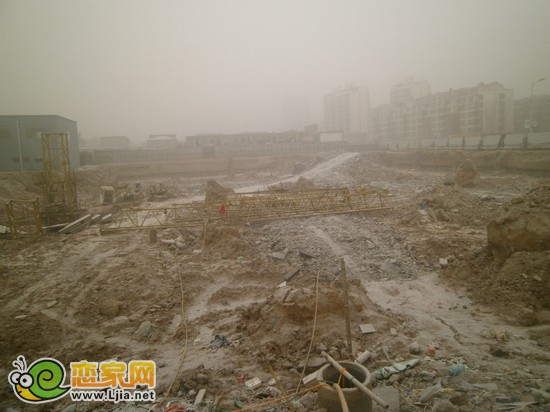 現(xiàn)代奧城7號(hào)樓正在挖槽（2013.1.17）