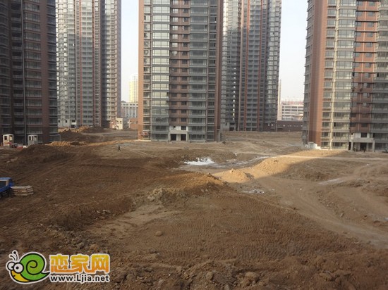 安居?xùn)|城中心景觀帶造型正在施工中