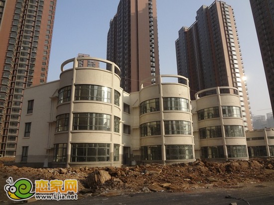 小區(qū)配套幼兒園已經(jīng)建成，幼兒園由安居旗下萊克教育管理