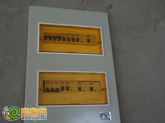 室內(nèi)低壓開關(guān)已經(jīng)安裝完畢
