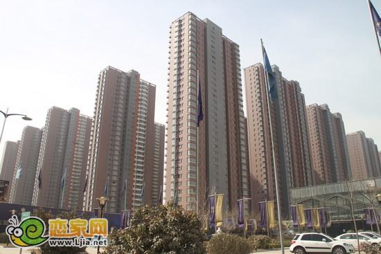 安居?xùn)|城外立面已經(jīng)完工，坐等交房