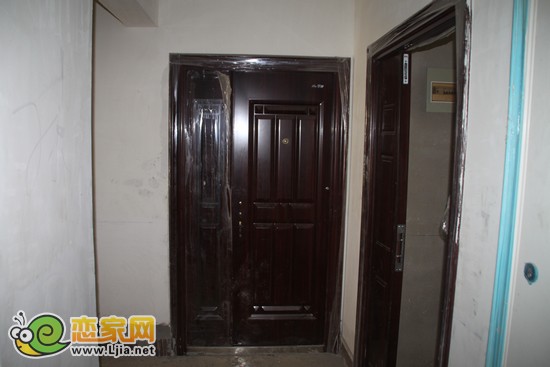 防盜門已經(jīng)安裝完成，來(lái)開(kāi)門進(jìn)家吧