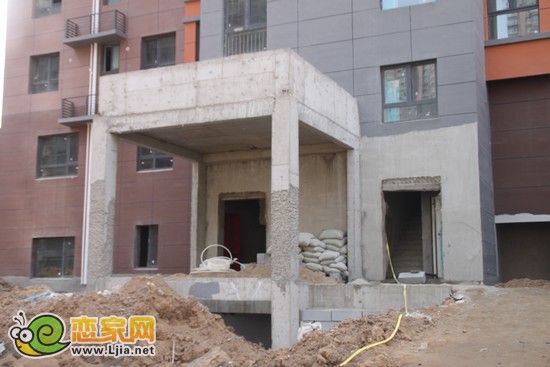 單元門已經(jīng)建成，粉刷一下就可投入使用了