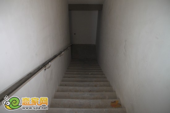樓梯已經(jīng)修建完成，扶手也安裝完成