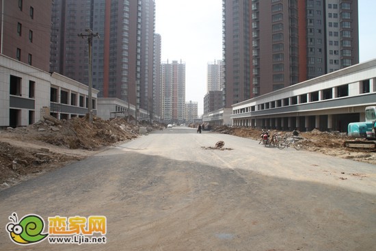 小區(qū)內(nèi)路面平整，已經(jīng)達(dá)到通行標(biāo)準(zhǔn)