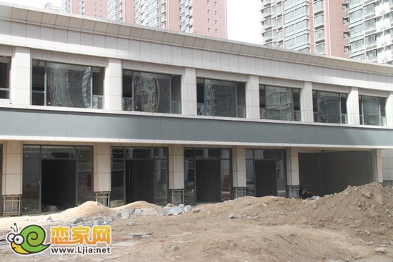 沿街商鋪玻璃和外立面粉刷完成