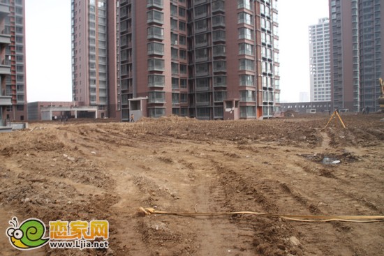 小區(qū)園林正在回填土即將移植植被