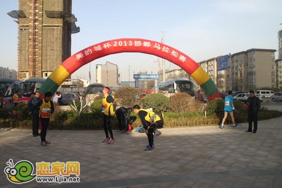參賽選手做熱身運動