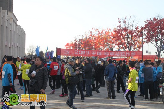 參賽選手做熱身運動