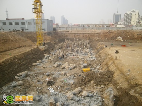現(xiàn)代奧城7號(hào)樓正在挖槽（2013.3.15）